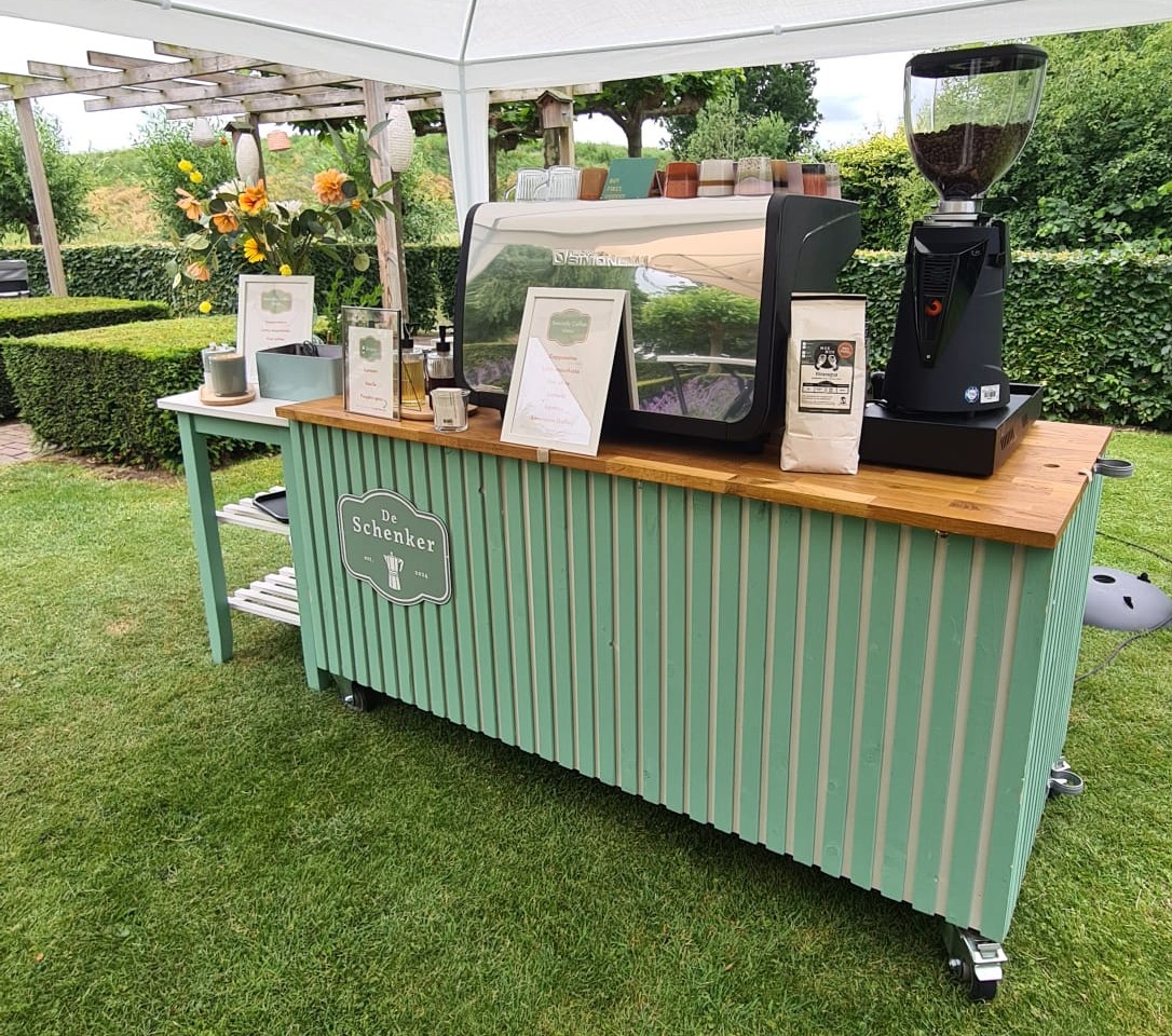 Koffiebar in de achtertuin onder partytent