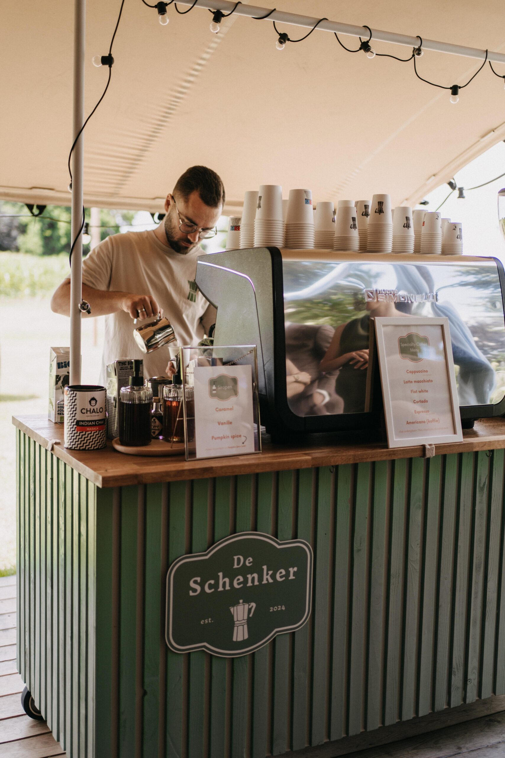 barista schenkt achter koffiebar