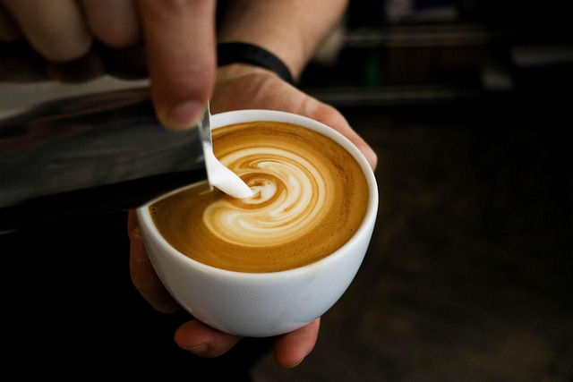 Latte art maken in cappuccino kopje